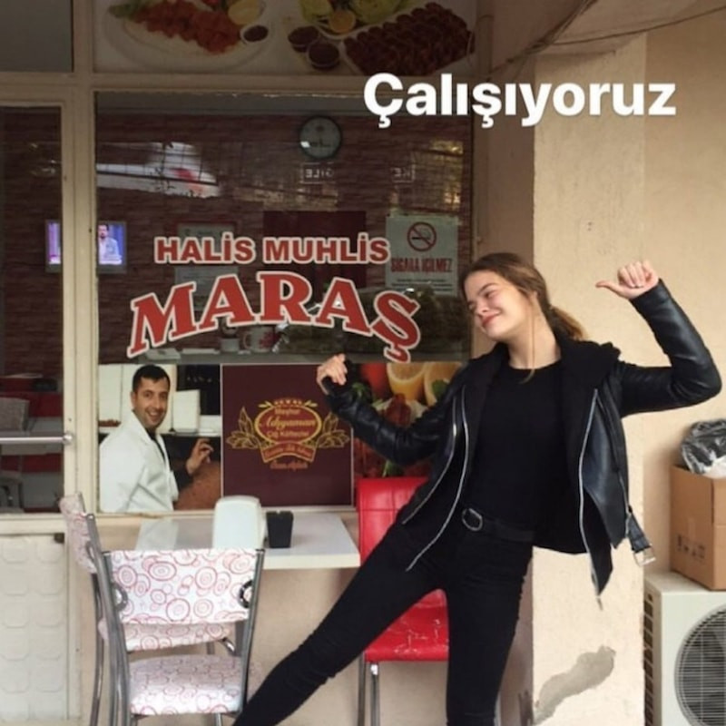 Manifest Grubunun Üyeleri Londra'da Gündemde: Esin Bahat'ın Yıllar Öncesi Fotoğrafı Viral Oldu