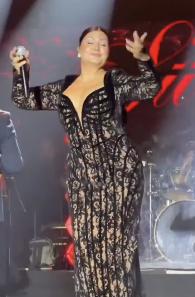 Sibel Can Konserinde Sahne Şıklığı ve İş Haberleri Bir Arada