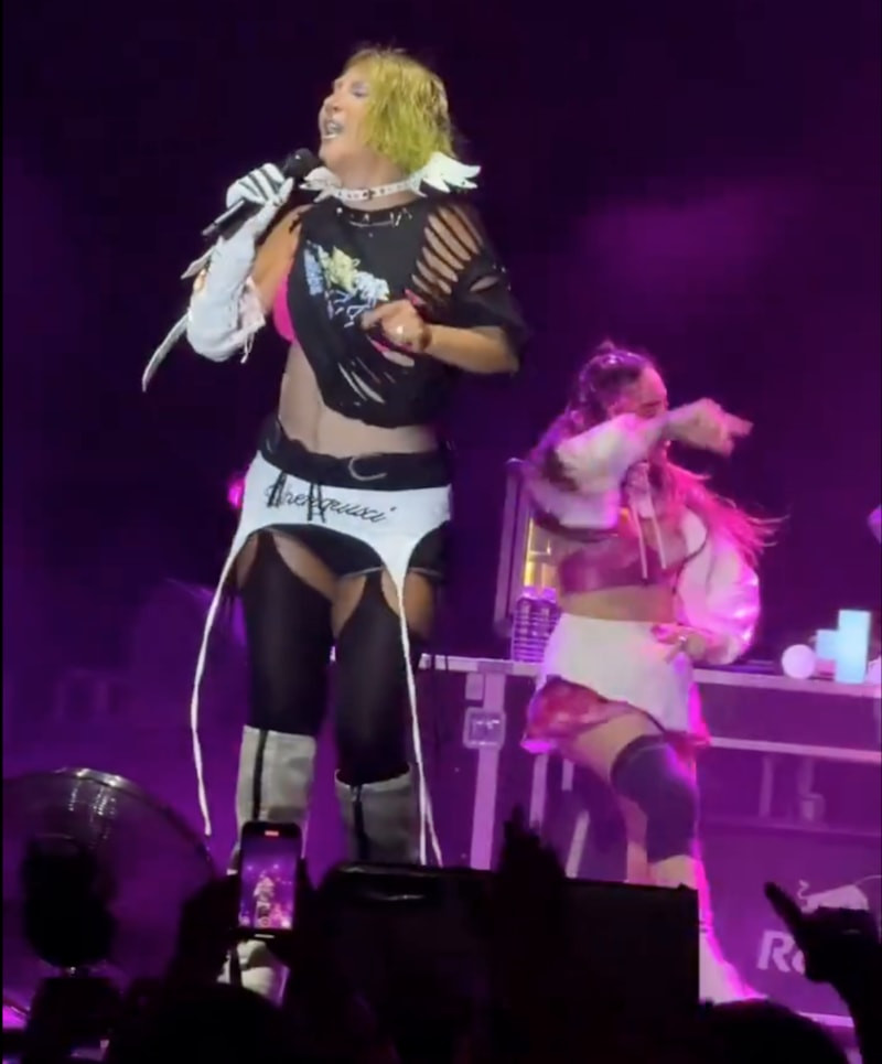 Hande Yener: Sahnedeki Cesur Tarzıyla Yeniden Gündemde