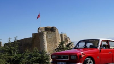 Bin TL'ye aldığı aracı lüks otomobile çevirdi