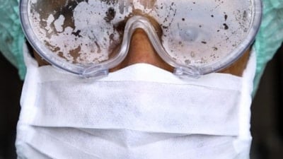 Sağlık çalışanlarının pandemi mesaisi devam ediyor