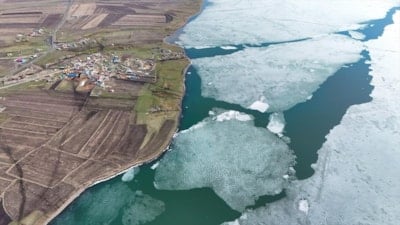 Kars'ta Çıldır Gölü'nün üzerindeki buzlar erimeye başladı