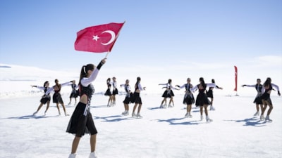 Çıldır Gölü'nde kadın sporculardan nefes kesen gösteri