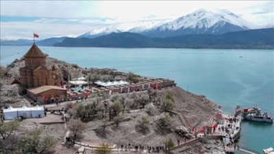 Akdamar Adası, Badem Çiçekleri Festivaliyle renkli görüntülere sahne oldu