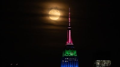 New York’ta 'Çiçek Ayı' dolunayının etkileyici görüntüleri