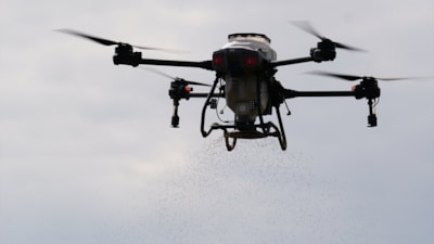 Tarlaları drone'lar ekiyor