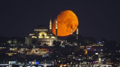 İstanbul semalarında büyüleyici buluşma: Ay, Süleymaniye ile aynı karede
