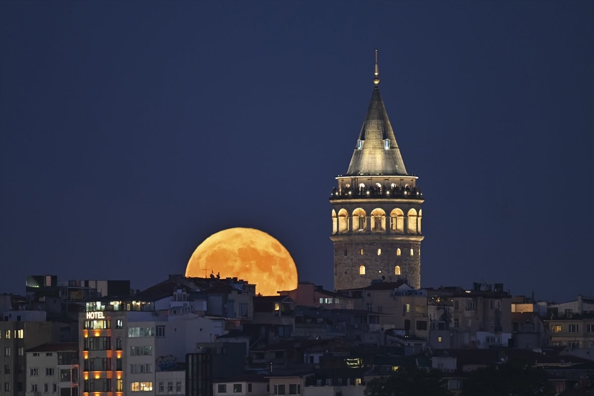 İstanbul'da muhteşem dolunay manzaraları görüntülendi