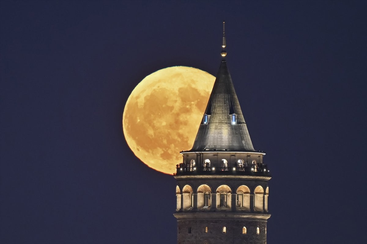 İstanbul'da muhteşem dolunay manzaraları görüntülendi