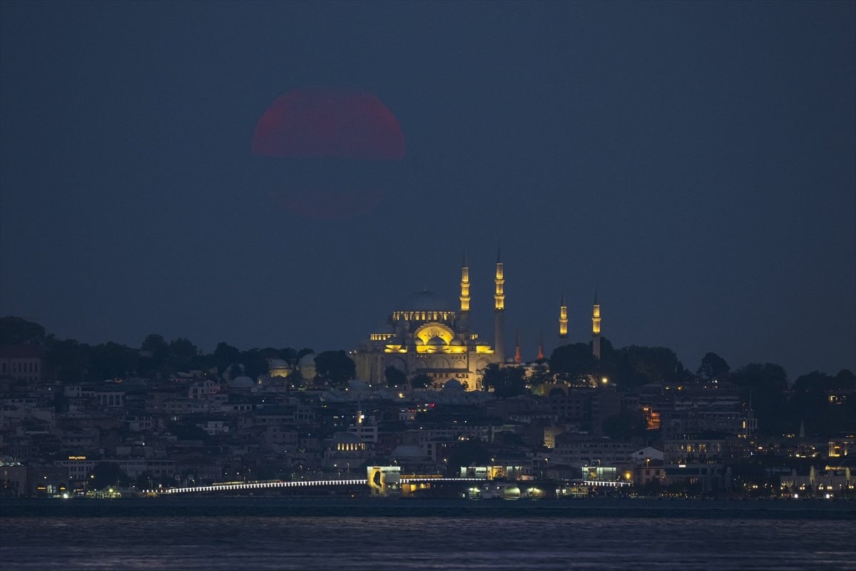 İstanbul'da muhteşem dolunay manzaraları görüntülendi