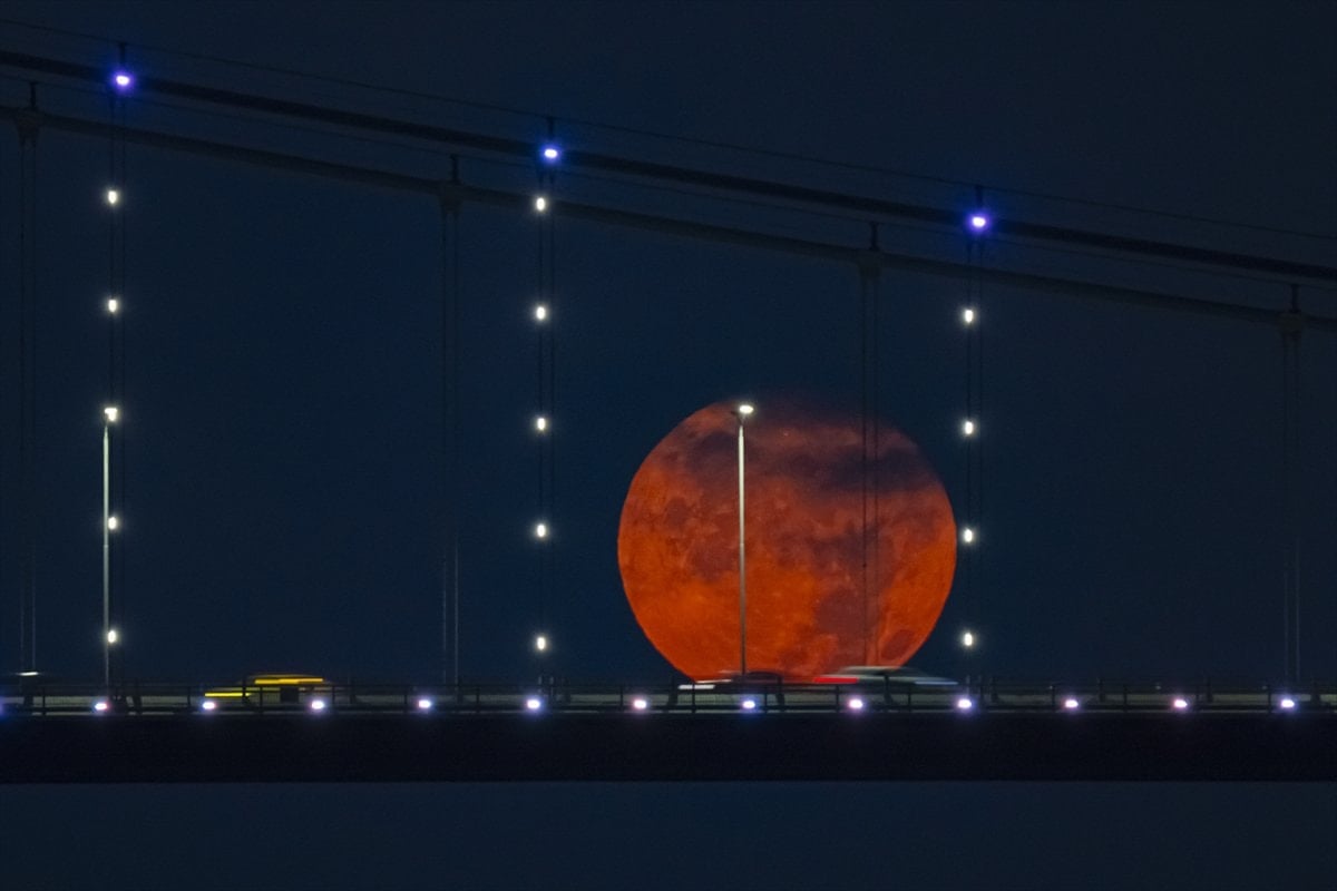 İstanbul'da muhteşem dolunay manzaraları görüntülendi