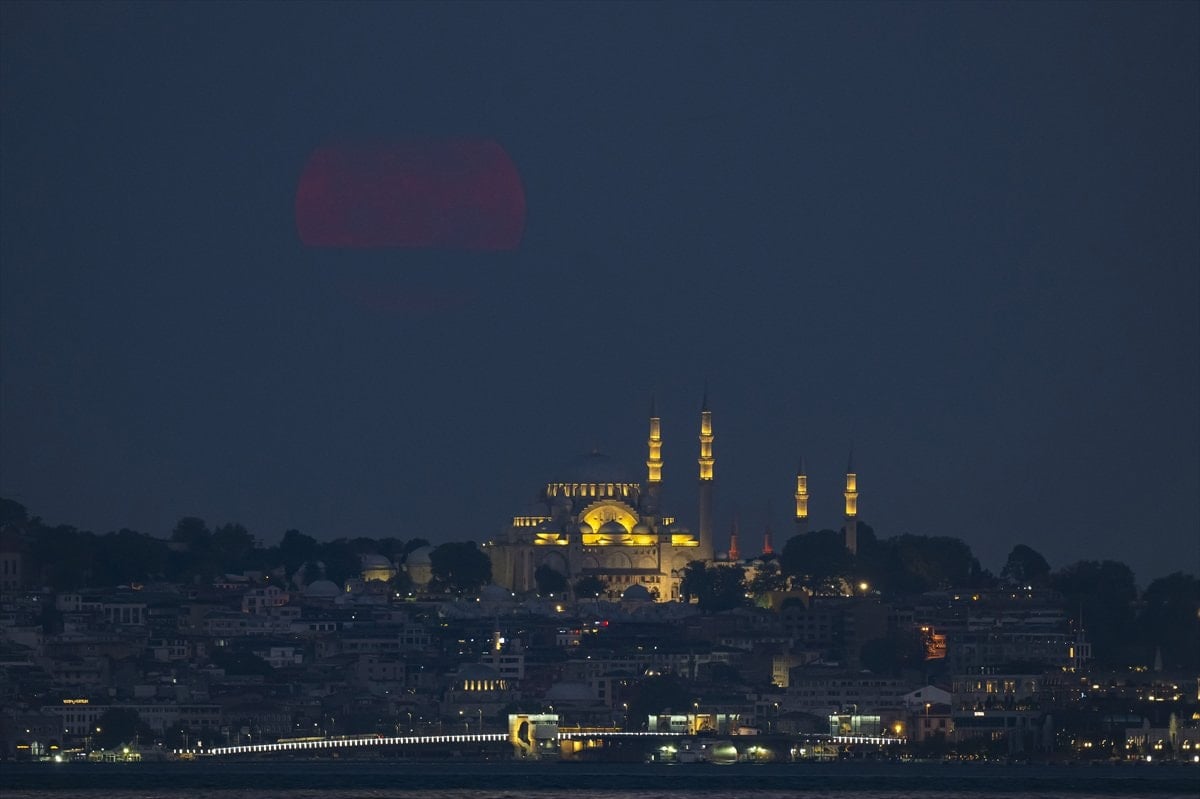 İstanbul'da muhteşem dolunay manzaraları görüntülendi