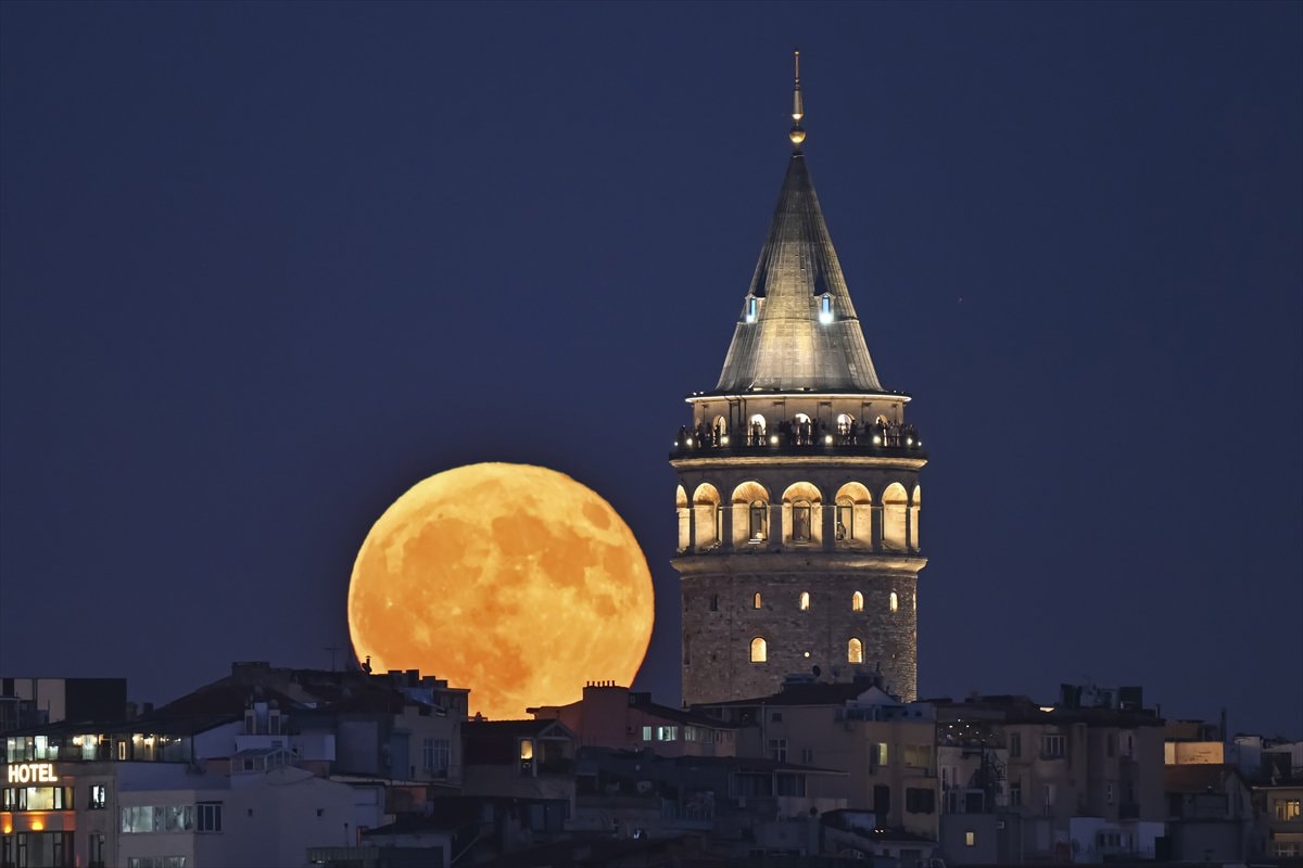 İstanbul'da muhteşem dolunay manzaraları görüntülendi
