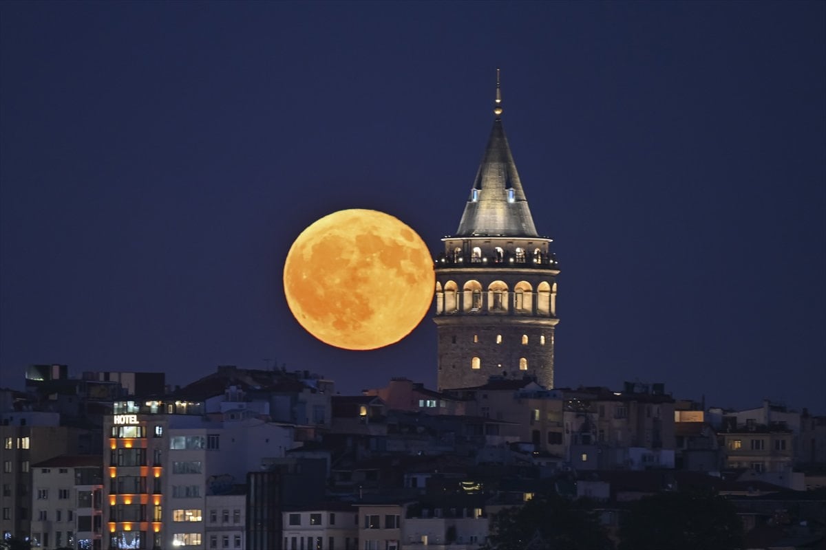İstanbul'da muhteşem dolunay manzaraları görüntülendi