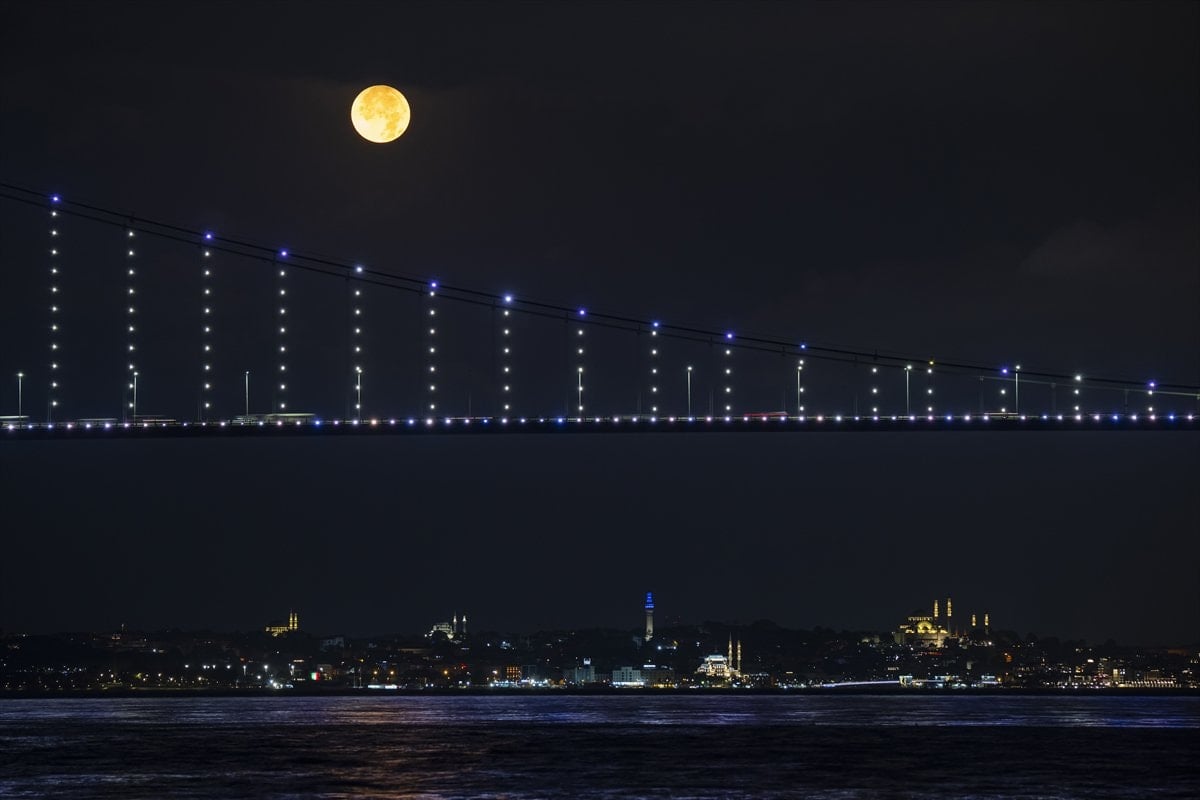 İstanbul'da muhteşem dolunay manzaraları görüntülendi
