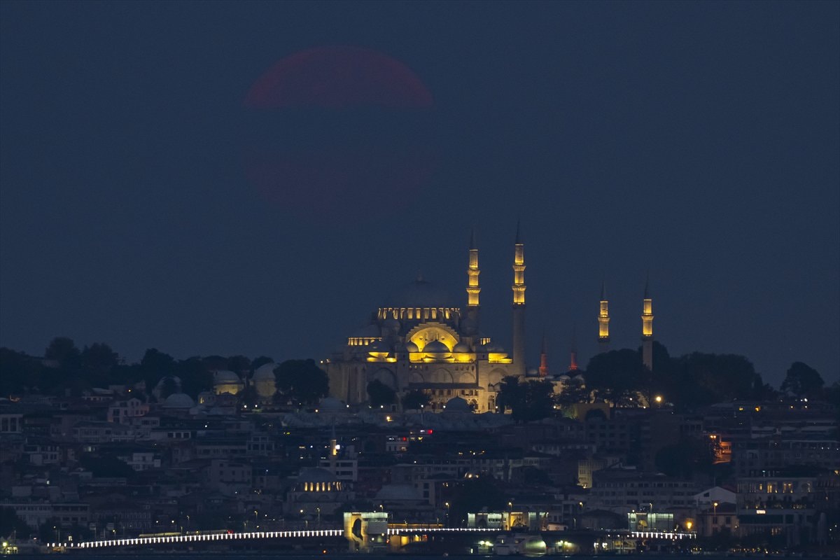 İstanbul'da muhteşem dolunay manzaraları görüntülendi