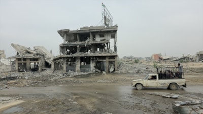 Gazze'de yıkım devam ediyor: Beni Suheyla'da siviller enkazda umut arıyor