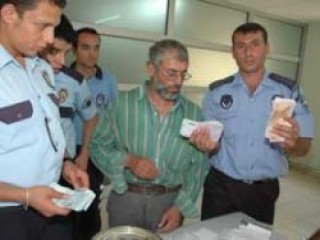 Dilenciden çıkan paraya bak!