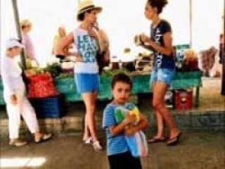 Yaman annesine yardım ediyor