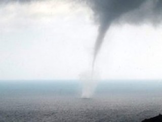 Sinop'ta hortum ve yağmur hayatı felç etti