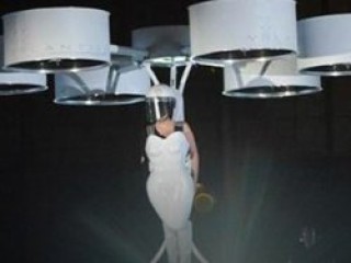 Lady Gaga uçan elbise giydi
