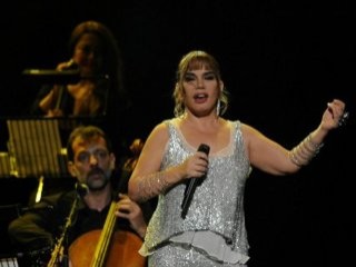 Sezen Aksu bikinili fotoğraf davasını kazandı