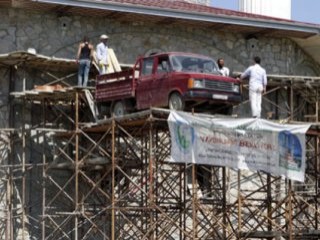 Trabzonlu işçiler inşaata taş taşımak için köprü yaptı