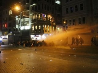 Taksim'e yürümek isteyen gruba polis müdahalesi