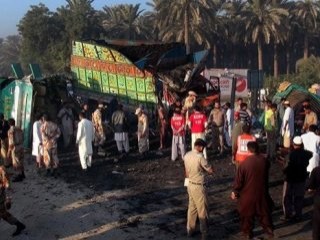Pakistan'da yolcu otobüsüyle kamyon çarpıştı: 57 ölü