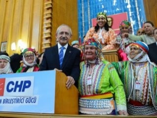 Kılıçdaroğlu Yırcalı köylülerle kürsüde fotoğraf çektirdi