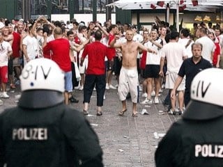 Almanya'da holigan yürüyüşü yasaklandı