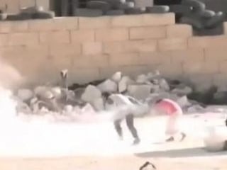 Suriye'de kardeşini kurtarmaya çalışan küçük çocuk İZLE