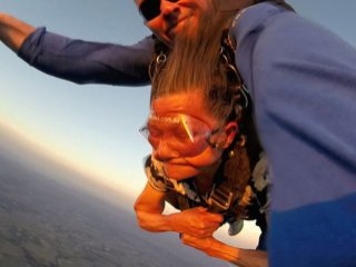Çinli kadın 81 yaşında skydiving yaptı