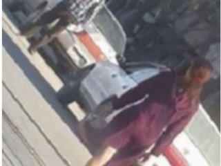 Afganistan'da bir kadın etek giyip sokağa çıktı