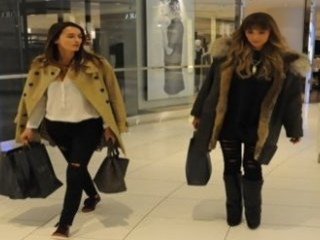 Özge Ulusoy indirimi kaçırmadı