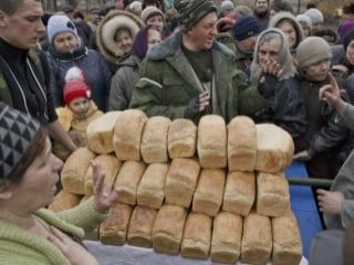 Ukrayna'da ayrılıkçılar halka ekmek dağıttı