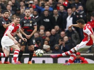 Mesut Özil'den Liverpool'a frikik golü - İZLE