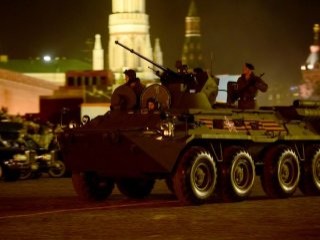 Rus tankları Kızıl Meydan'a indi