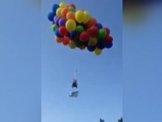 Kanadalı maceraperest yüzlerce balonla gökyüzüne yükseldi