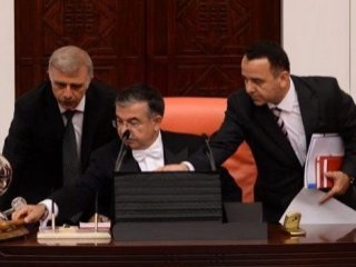 TBMM Başkanı İsmet Yılmaz aç kapa yaptı Meclis gerildi