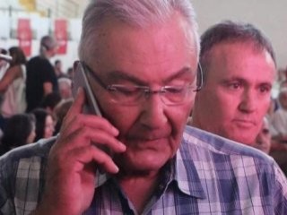 Deniz Baykal yüzerken çaldırdığı telefonunu yeniledi