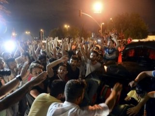 Hürriyet'in önünde Ülkücü yemini edildi