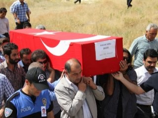 Vanlı şehit Kürtçe ağıtlarla uğurlandı