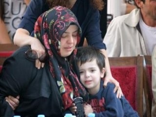 Şehit eşinin oğluyla diyaloğu duygulandırdı