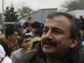 Sırrı Süreyya Önder: 2 değil 3 patlama oldu