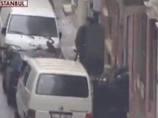 Bayrampaşa'da polise atılan el bombasının patlama anı