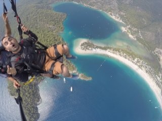 İlk defa paraşütle atlayan tatilcinin zor anları