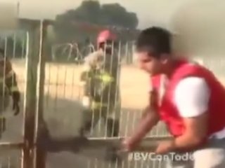 İtfaiyeye yardım etmek isterken komik duruma düştü