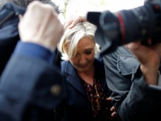 Protestocular Le Pen'e yumurta attı