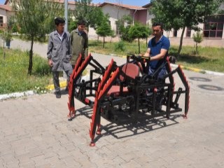 Liseli gençler 'mayın arama robotu' yaptı